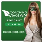 Cover vom Podcast „Coaching vegan: Ernährung - Mindset - Lifestyle“ by Marisa. Der grüne Hintergrund mit weißem Rahmen zeigt Professionalität in der Beratung. Das Logo von „Coaching vegan“ ist zu sehen, ein Blatt, das aus dem „V“ wächst. Die Frau strahlt Empathie und Kompetenz in der Ernährungsberatung aus. Marisa ist schlank, sieht gesund aus und hat lange Haare. Die Farben sind schlicht und schön gehalten. Die Frau trägt eine Maske, auf der Stirn steht ein „V“.
