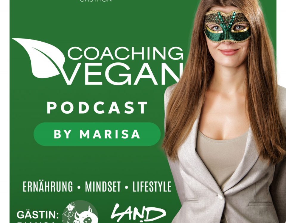 Grafik zum Podcasthon mit dem „Coaching vegan: Ernährung - Mindset - Lifestyle" steht auf grünem Hintergrund. Rechts ist Ernährungsberaterin Marisa Böye mit grüner Maske und dem "V" abgebildet. Gästin Bianca Ulken vom Lebenshof „Land der Tiere“