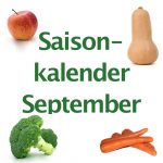 "Saisonkalender September", grüne Schrift, zentral auf weißem Hintergrund, deutliche Buchstaben, klar und professionell, roter Apfel mit Stiel als Foto oben in linker Ecke, Butternut-Kürbis als Foto, beige Kürbisschale, Kürbis ist in rechter oberer Ecke. grüner Brokkoli ist unten links als Foto. Der Kohl liegt. Orange Karotten liegen unten rechts in der Ecke auf einem Haufen. Das Foto zeigt regionales Gemüse und Obst als Foto.